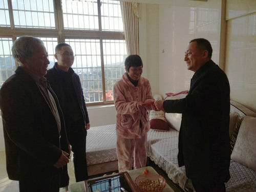 蘇艷麗：龍巖市安監(jiān)局調(diào)研員張炳輝、工會主席陳雁昌及龍巖分公司黨委書記、工會主席熊林輝慰問困難職工 .jpg