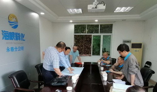 反饋會上，檢查組針對存在的問題與分公司相關(guān)人員進行深入探討，尋求解決方案。_調(diào)整大小.jpg