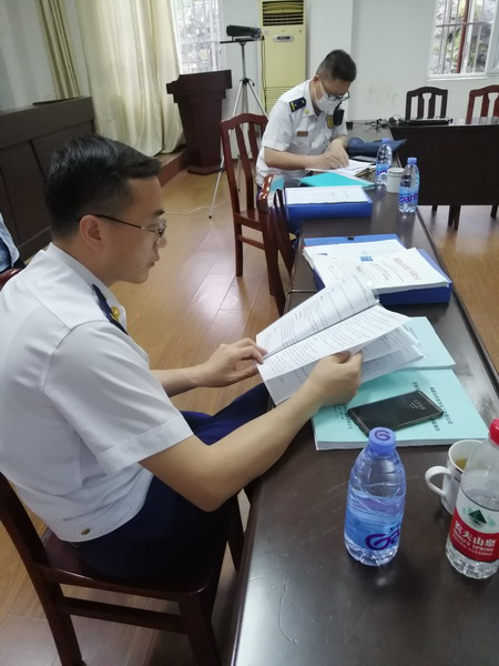 永安雙華公司鄧焱珍： 5�?5日下午三明消防支隊領導在會議室查閱安全相關資料的現(xiàn)場_調(diào)整大小.jpg