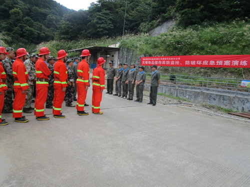 龍巖分公司開(kāi)展民爆物品儲(chǔ)存庫(kù)防盜搶、防破壞應(yīng)急預(yù)案演�?_調(diào)整大小.jpg