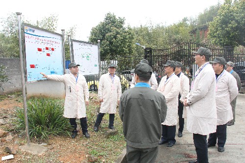 黃曉志：圖為檢查組深入分公司成品儲存庫進行實地檢�?(1)~1.jpg