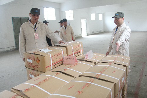 黃曉志：圖為檢查組深入分公司成品儲存庫進行實地檢�?(2)~1.jpg