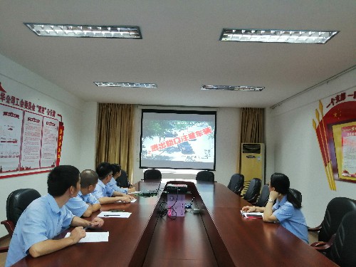 永安雙華公司鄧焱珍：駕駛員觀看交通安全警示教育片現場~1.jpg