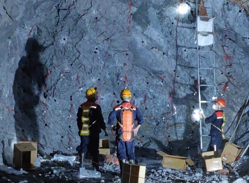 格式工廠富興建設公司 徐正�?紫金山金銅礦井下爆破作業(yè)現(xiàn)場.jpg
